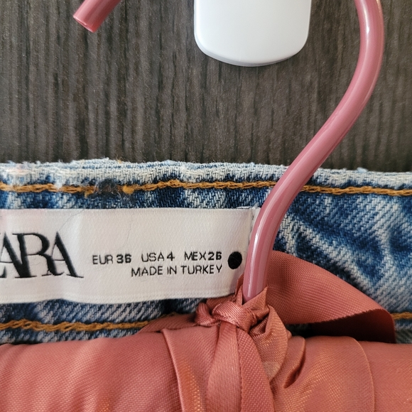 Zara Mom Fit Denims - Picture 4 of 4